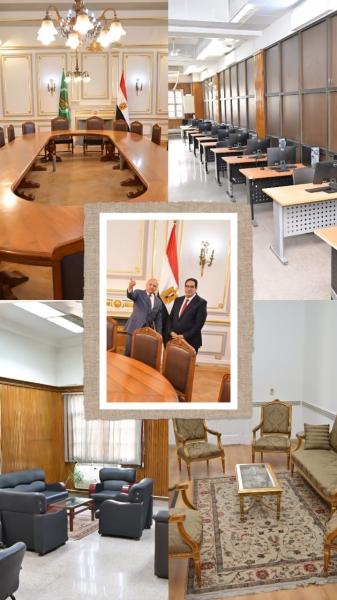 رئيس جامعة القاهرة يلتقي أساتذة وطلاب كلية الحقوق ويتابع أعمال التجديد والتحول الرقمي
