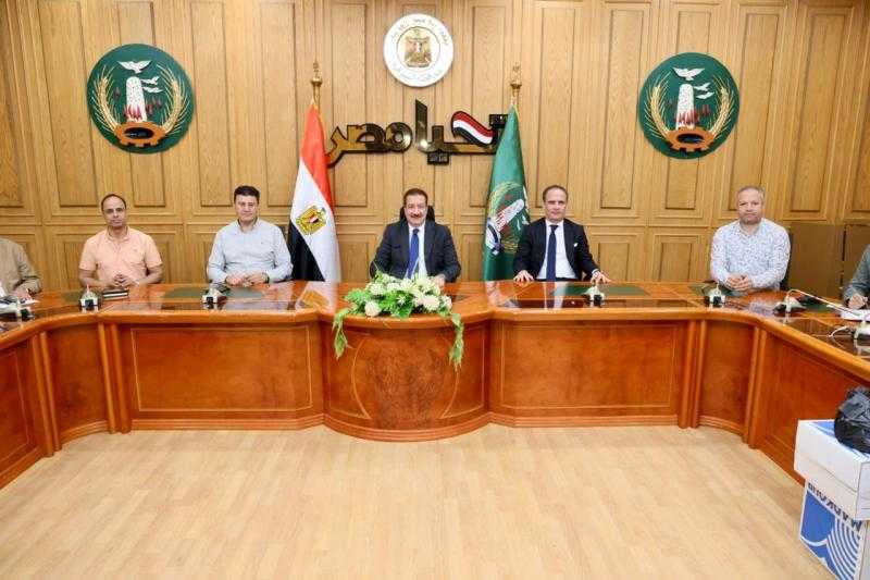 محافظ المنوفية يسلم مساعدات مالية وعينية لأكثر من 50 حالة انسانية