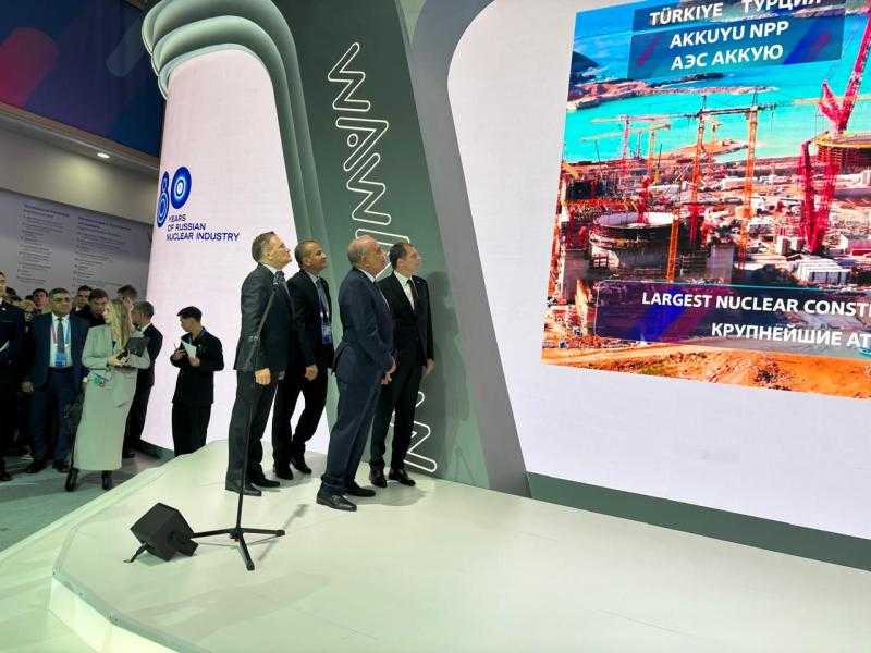 وزير الكهرباء يشهد مراسم نقل وعاء ضغط المفاعل للوحدة النووية الأولى إلى موقع الضبعة