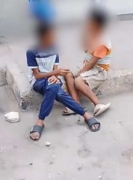 كشف ملابسات فيديو طفلين يدخنان أمام محطة