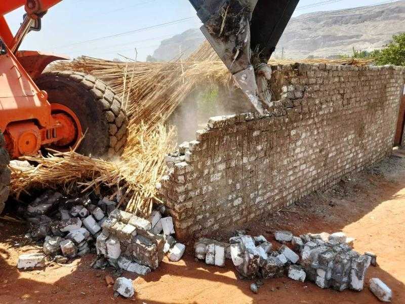 محافظ سوهاج: إزالة 2076 حالة تعدي على أملاك الدولة والأراضي الزراعية والمتغيرات المكانية
