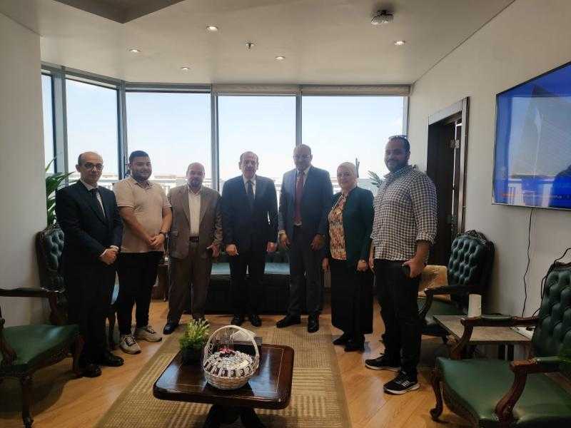 نائب وزير الصحة يكرم الفريق الطبي بمنطقة حدائق القبة ويوجه بصرف مكافأة تشجيعية