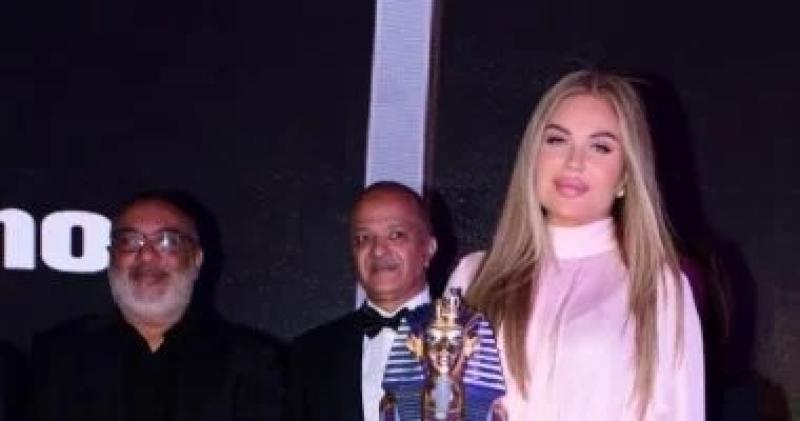 نيكول سابا تهدي تكريمها للزعيم عادل إمام في مهرجان الغردقة لسينما الشباب