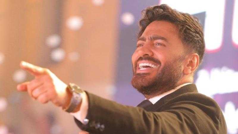 أول ظهور لتامر حسني بعد  إصابته في اليد