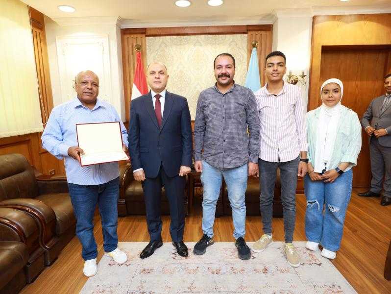 محافظ كفرالشيخ يكرم محمود ثابت لبلوغه السن القانونية للمعاش