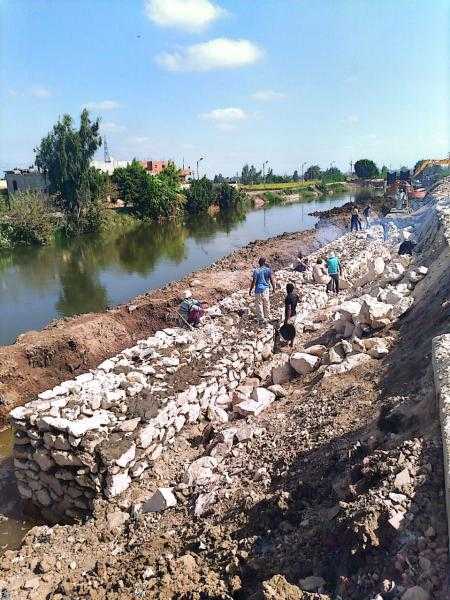 محافظ كفرالشيخ يوجّه بتنفيذ أعمال تدبيش وحوائط ساندة بطريق الخادمية – سيدي غازي