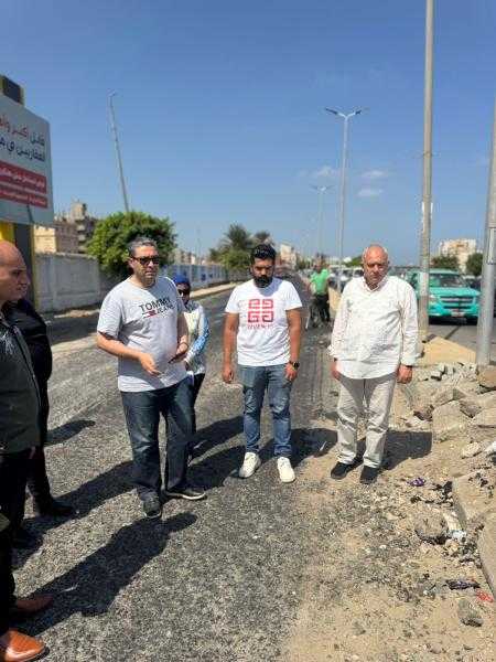 محافظ دمياط يتابع الأعمال الجارية لرصف طريق السنانية