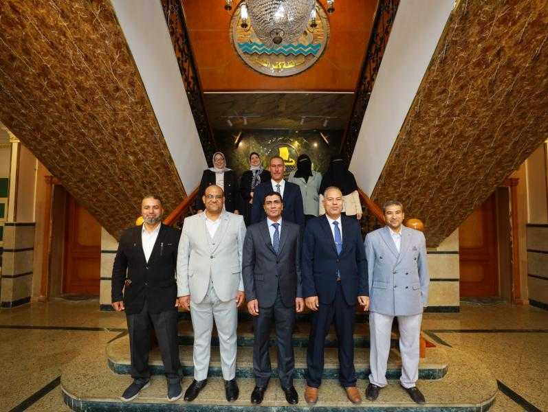 محافظ كفرالشيخ يكرم المتميزين بإدارة الإيرادات تقديراً لجهودهم وتميزهم في اداء عملهم