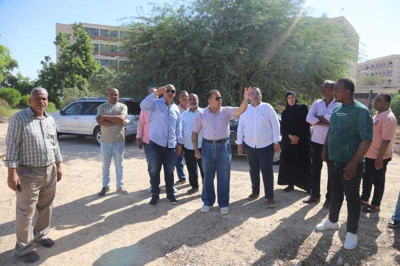 رئيس جامعة جنوب الوادى يتفقد المدن الجامعية للطالبات ويدرس إنشاء نادٍ متكامل