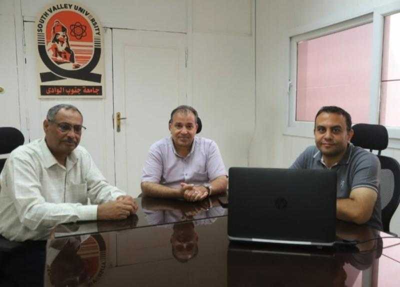 رئيس جامعة جنوب الوادى يعقد اجتماعًا لمتابعة العمل في تطبيق شراء