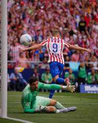 أتلتيكو مدريد يُلحق بريال مدريد هزيمة قاسية بخماسية في ديربي ناري