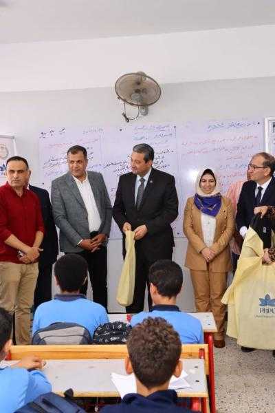 محافظ دمياط يشهد توزيع شنط مدرسية على الطلاب بمدرسة أبو عياد