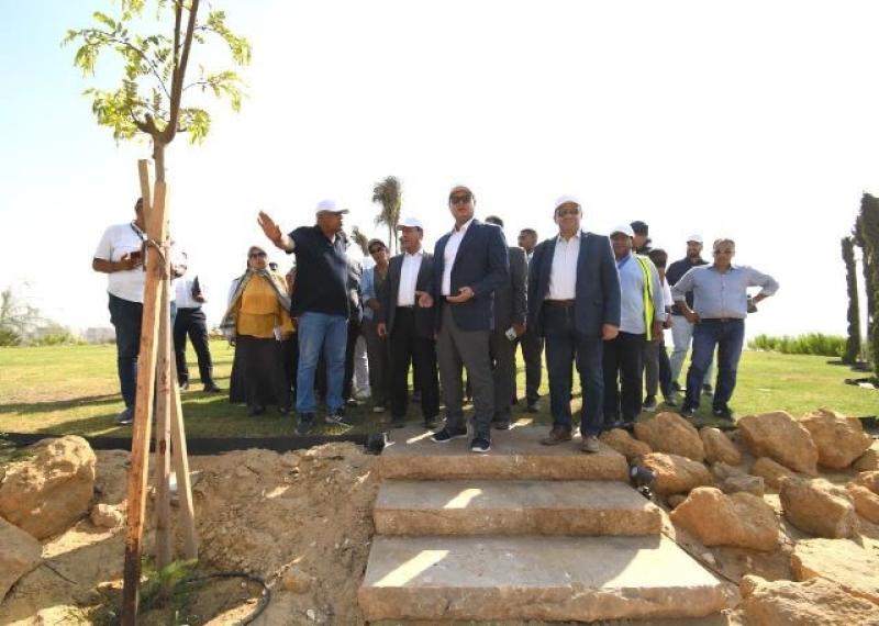 وزير الإسكان يعقد اجتماعا مع الشركات المنفذة بحدائق تلال الفسطاط.. ويتفقد مواقع العمل