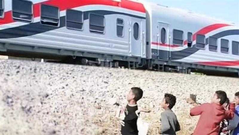 النقل تناشد المواطنين المشاركة فى التوعية من مخاطر ظاهرة رشق الأطفال للقطارات بالحجارة