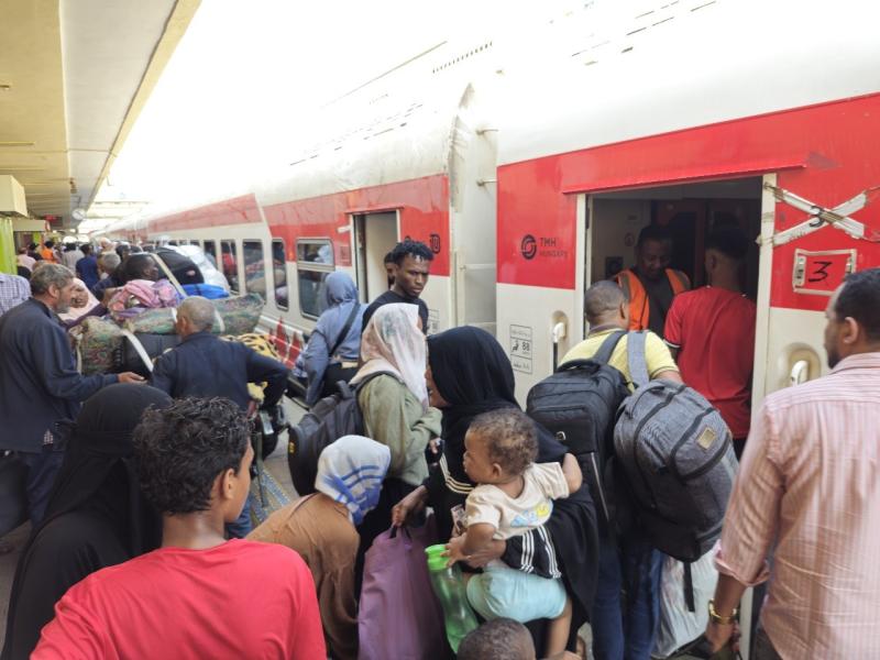 سكك حديد مصر تُسيّر الرحلة العشرين لقطارات العودة الطوعية للأشقاء السودانيين إلى وطنهم