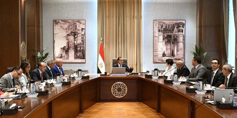 رئيس الوزراء يؤكد اهتمام الحكومة بتطوير وتعزيز صناعة السيارات الكهربائية