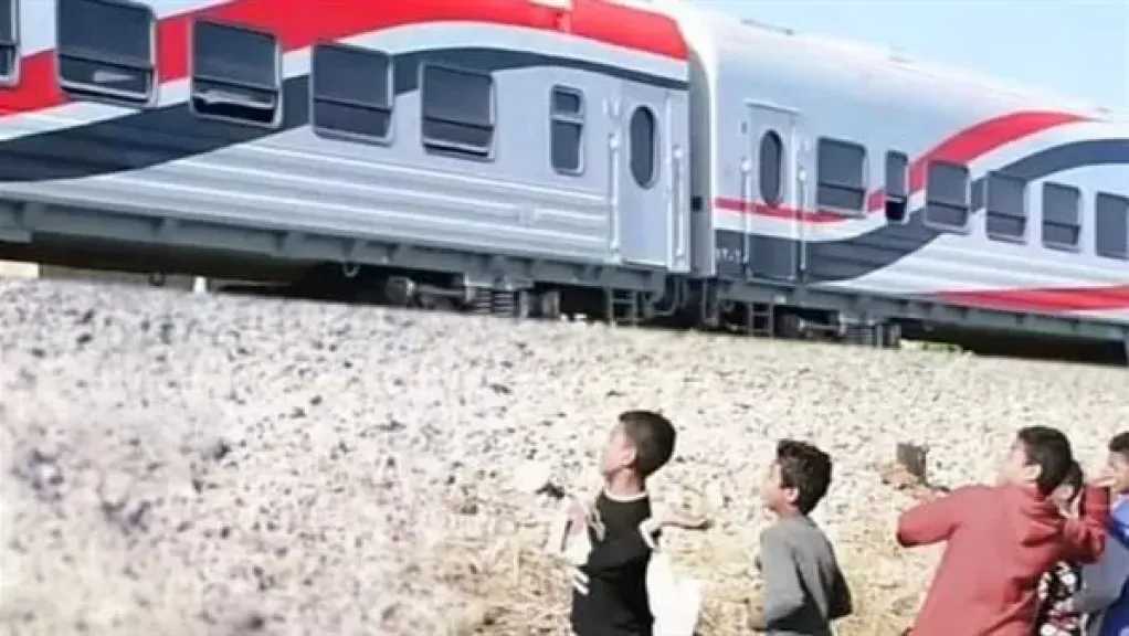 «حافظوا على قطاراتكم».. وزارة النقل تحذر من رشق الأطفال للقطارات بالحجارة