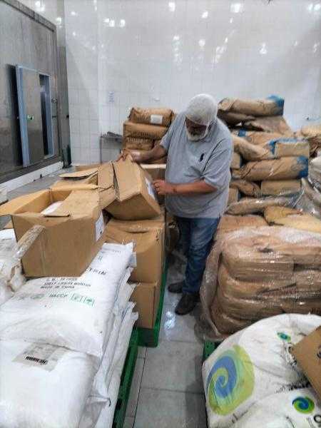 ضبط ٦ طن مواد غذائية مجهولة المصدر بالعاشر من رمضان بمحافظة الشرقية