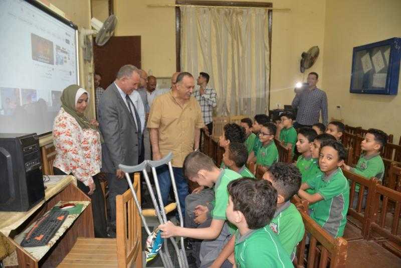 محافظ أسيوط يتفقد مدرسة بدر الرسمية للغات بحي شرق