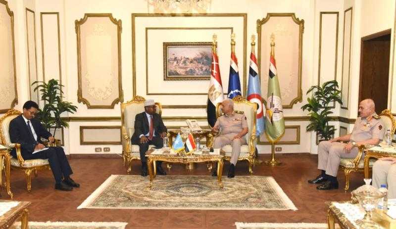 وزير الدفاع يلتقي نظيره الصومالي لبحث سبل تعزيز أوجه التعاون العسكري