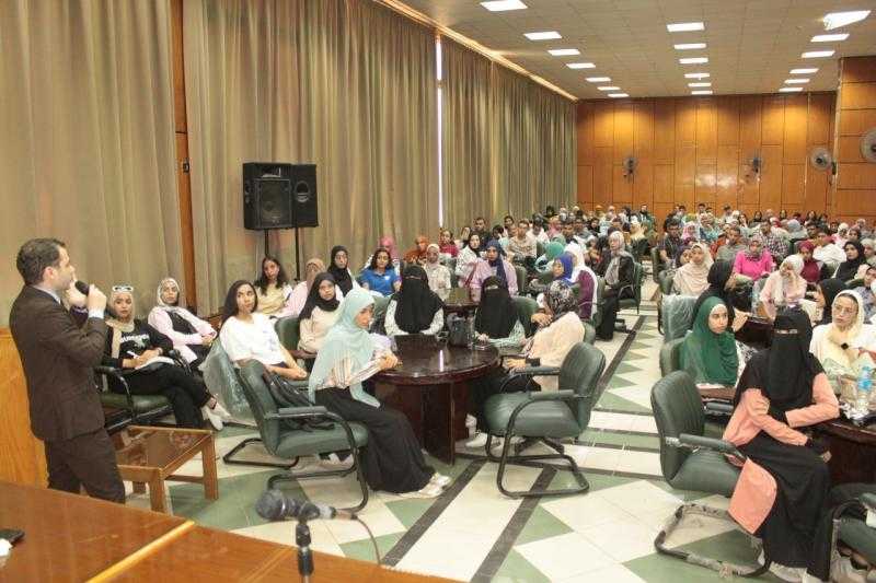 جامعة أسيوط تواصل فعاليات البرنامج التدريبي إعداد الكوادر الطلابية حول الانتماء والمواطنة ومكافحة الاضطرابات النفسية والإدمان