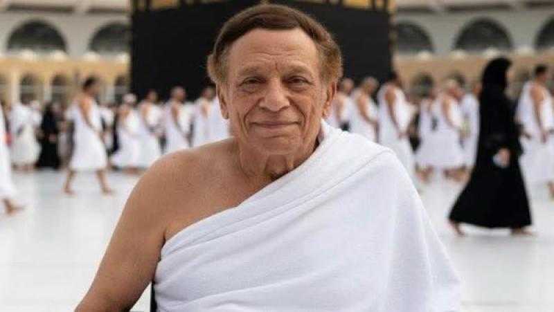 حقيقة صورة عادل إمام في الكعبة