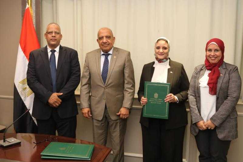 وزير الكهرباء ونظيره اليوناني يشهدان توقيع اتفاق إنهاء الدراسات الفنية لمشروع الربط الكهربائي