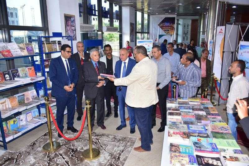 محافظ الأقصر يفتتح منفذ بيع الكتب بمكتبة مصر العامة