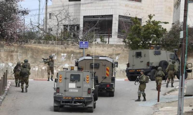 الضفة.. الجيش الإسرائيلي يعتقل فلسطينيين ومستوطنون يقتحمون موقعا أثريا