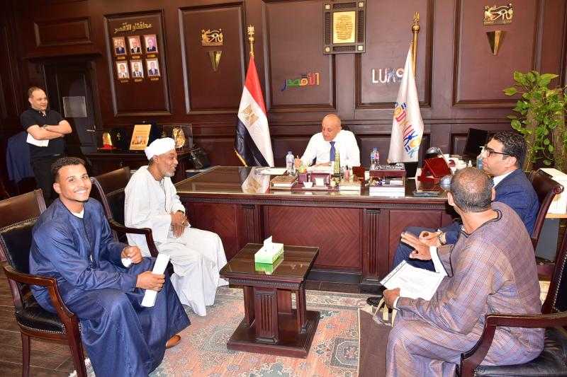 محافظ الأقصر يستقبل وفد قرية نجع البركة لبحث احتياجات أهالي القرية