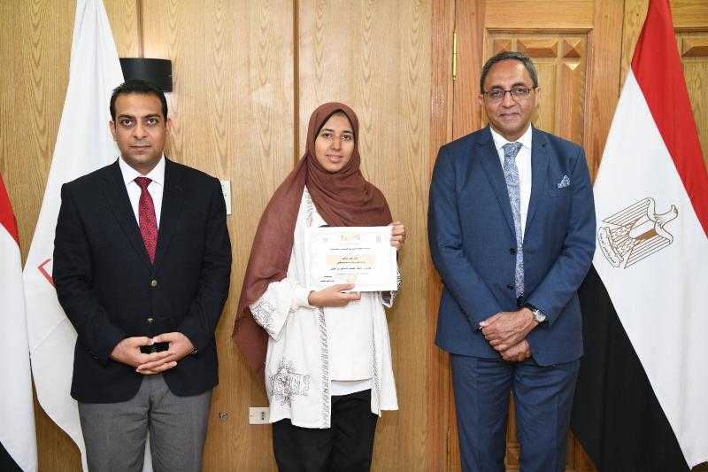 محافظ قنا يكرم المكلفين بأداء الخدمة العامة بالديوان العام