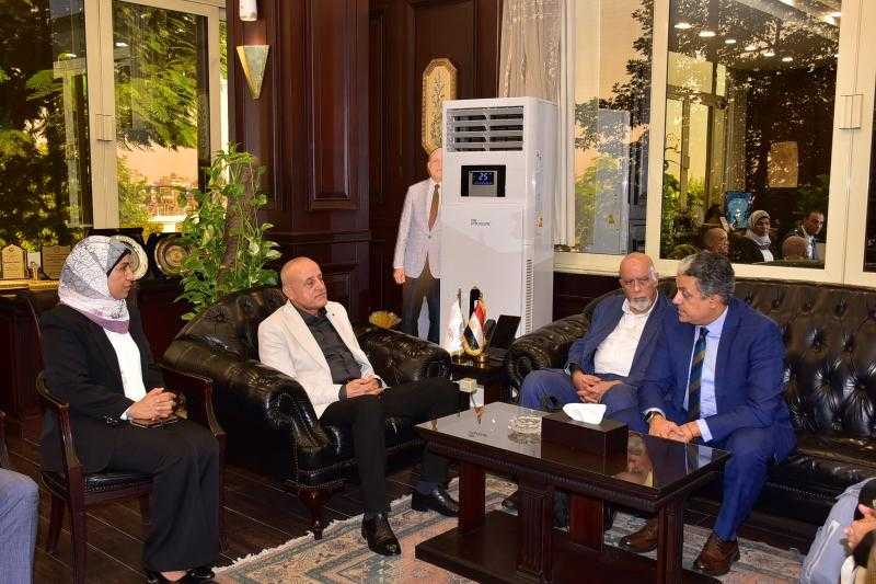 محافظ الأقصر يبحث مع وفد التنمية المحلية تحديث الهيكل التنظيمي والوصف الوظيفي بالديوان العام والوحدات المحلية