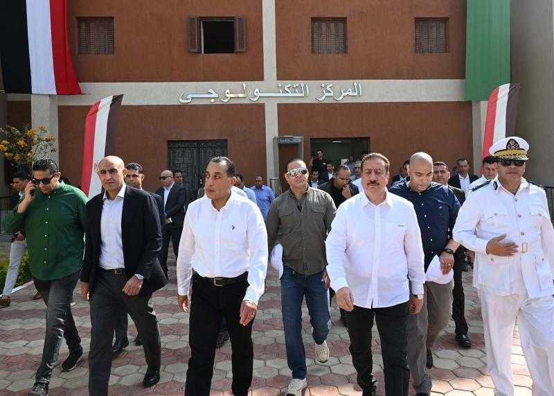 ضمن جولته بمحافظة المنوفية.. رئيس الوزراء يتفقد مجمع خدمات المواطنين ”المركز التكنولوجي” بقرية شمّا