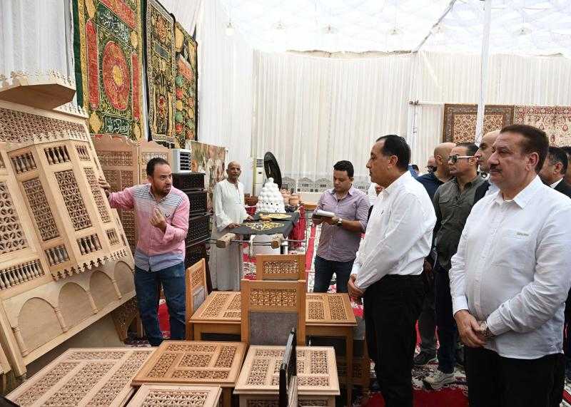 رئيس الوزراء يتفقد معرض صناعات الحرف اليدوية والتراثية بقرية «شمّا» بأشمون