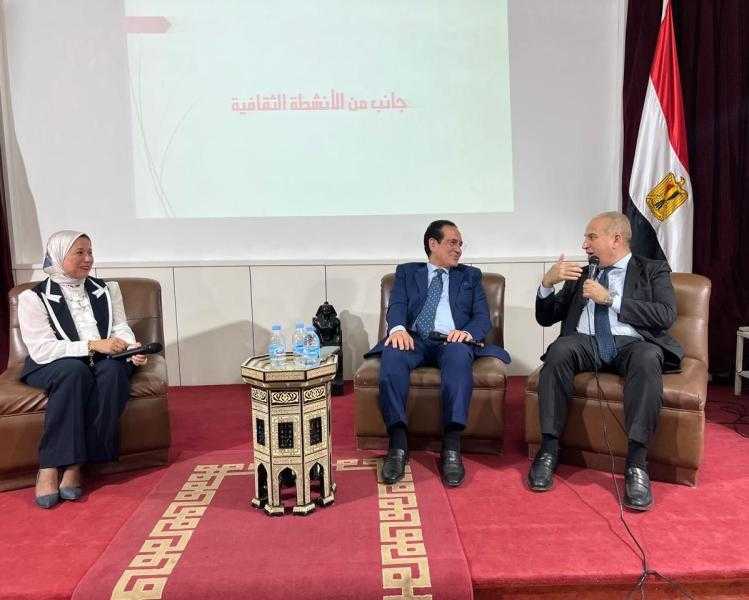 سفير مصر في المغرب يلتقي بأعضاء الجالية المصرية