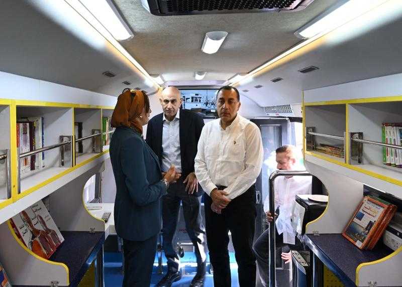 رئيس الوزراء يتفقد وحدة المكتبة المتنقلة بقرية شمّا بمركز أشمون