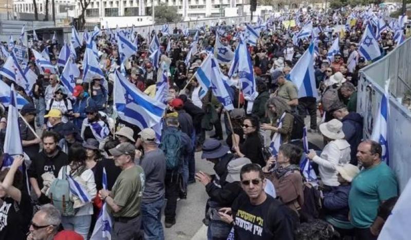 متظاهرون إسرائيليون يغلقون طريق أيالون في تل أبيب للضغط على نتنياهو لقبول خطة ترامب لوقف الحرب
