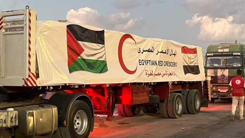 الهلال الأحمر المصري يرسل القافلة الـ44 إلى غزة محملة بـ160 ألف سلة غذائية