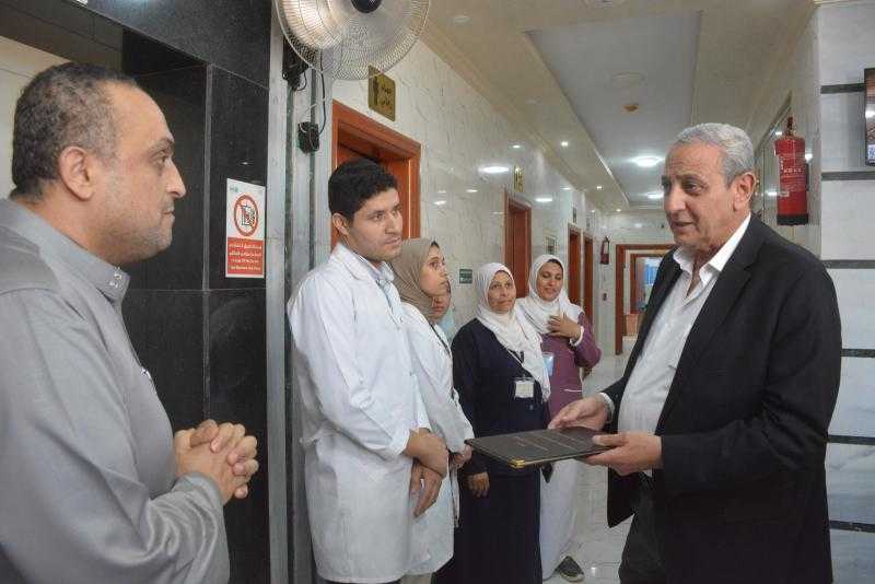 محافظ الغربية في جولة بقرية أبشواي الملق يتفقد الوحدة الصحية ومركز الغسيل الكلوي والحضانات ونقطة الإسعاف