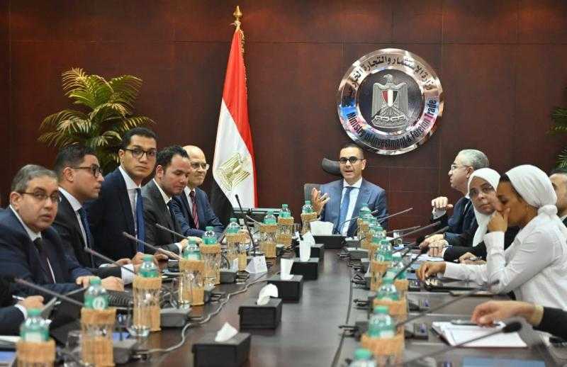 وزير الاستثمار والتجارة الخارجية يعقد اجتماعا موسعا لاستعراض سبل تعزيز موقع مصر على مؤشر التعقيد الاقتصادي