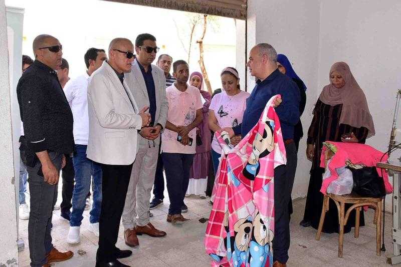 محافظ الأقصر يتفقد مشروعات خدمية وتنموية بالقرنة