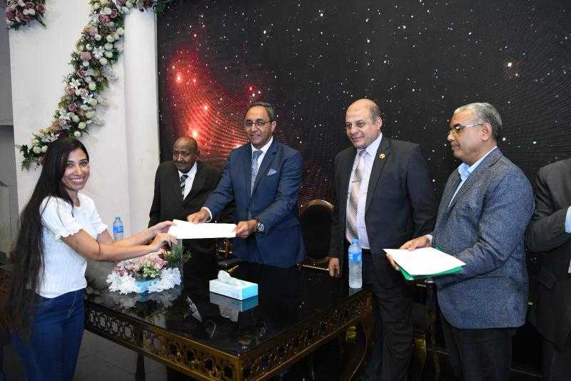 محافظ قنا يسلم عقود تعيين 733 معلماً مساعداً ضمن مسابقة 30 ألف معلم