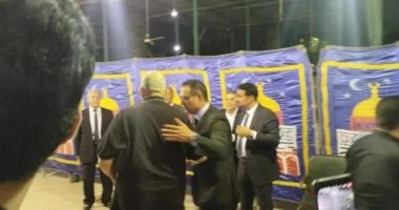 الفنانون يودعون والدة حمادة بركات في مسجد الدقي