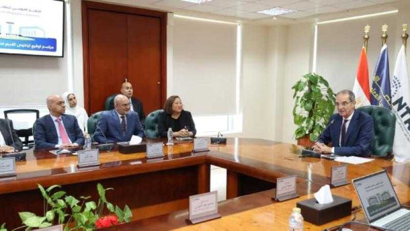 وزير الاتصالات يشهد مراسم توقيع تراخيص خدمات و”إنترنت الأشياء” مع شركات عالمية لتصنيع السيارات