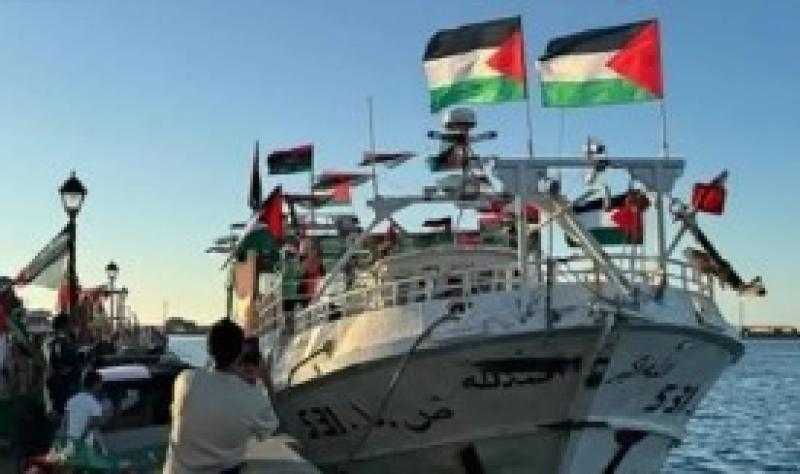 مشاركون بأسطول الصمود يخشون ليلة الوصول ويتمسكون بالسلمية