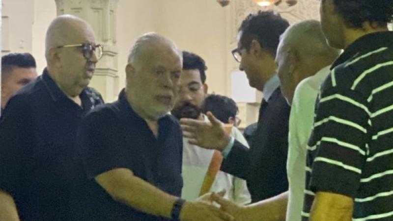 أول ظهور لأشرف زكي بعد الاستقالة من نقابة الممثلين لأداء واجب العزاء