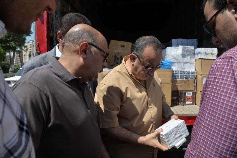 محافظ أسيوط يستقبل شحنة أدوية و10 كراسي كهربائية متحركة لتوزيعها على أقسام الطوارئ بالمستشفيات