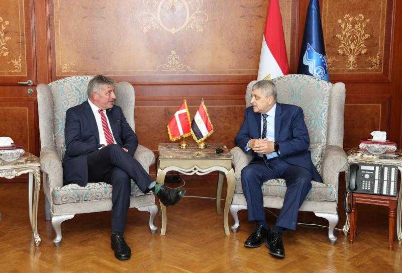 رئيس هيئة قناة السويس يبحث سبل التعاون المستقبلي مع سفير الدنمارك