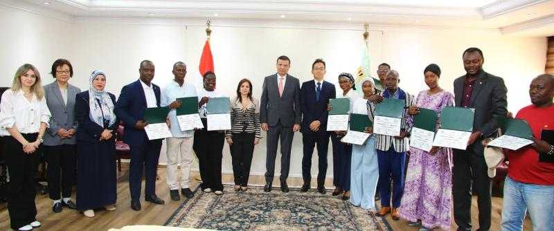 وزير الزراعة يشهد حفل تخرج 10 متدربين أفارقة حول بحوث وإرشاد الأرز