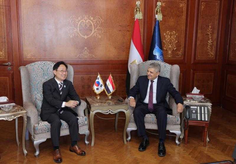 رئيس هيئة قناة السويس يلتقي المبعوث الخاص لرئيس جمهورية كوريا الجنوبية لبحث سبل التعاون المشترك